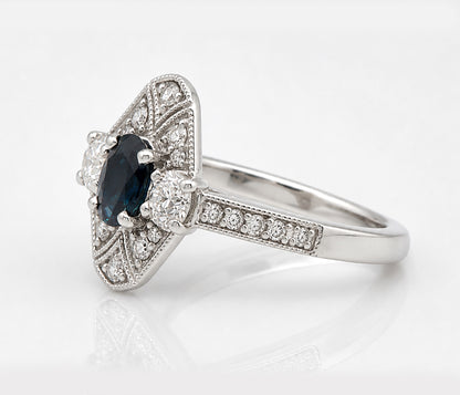 Anillo de oro con diamantes y forma de pera asimétrica moderna