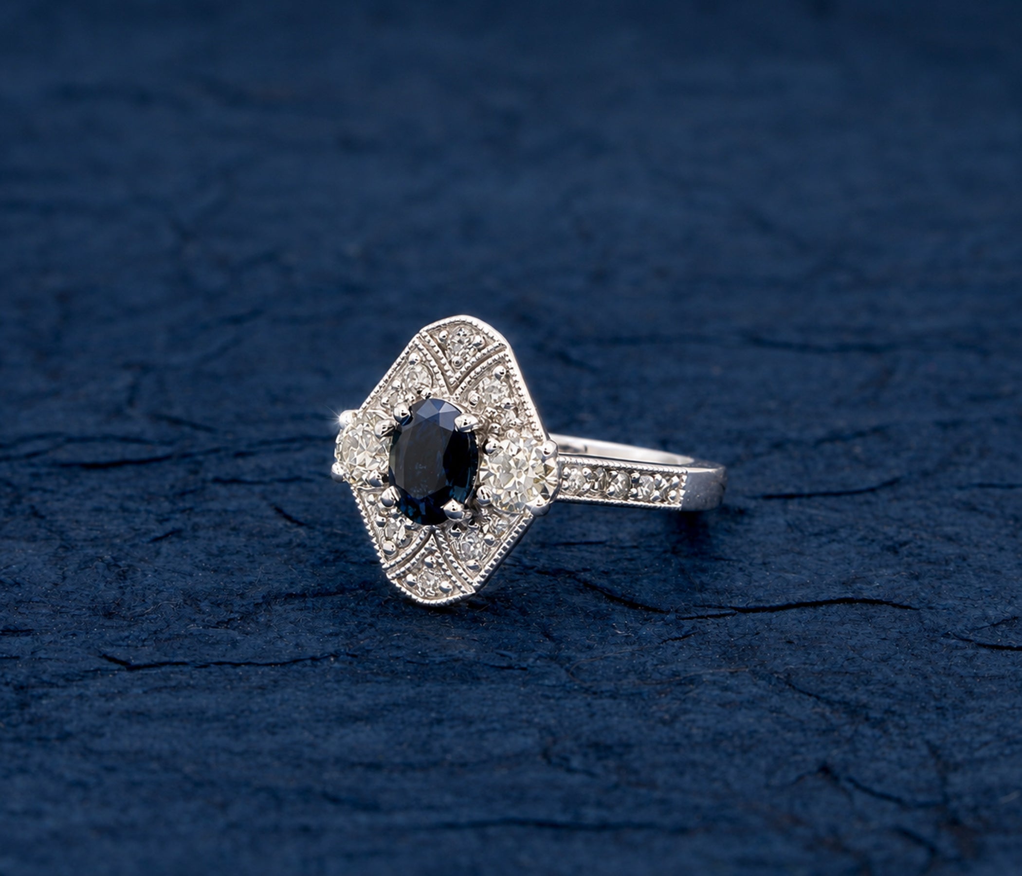 Anillo de oro con diamantes y forma de pera asimétrica moderna
