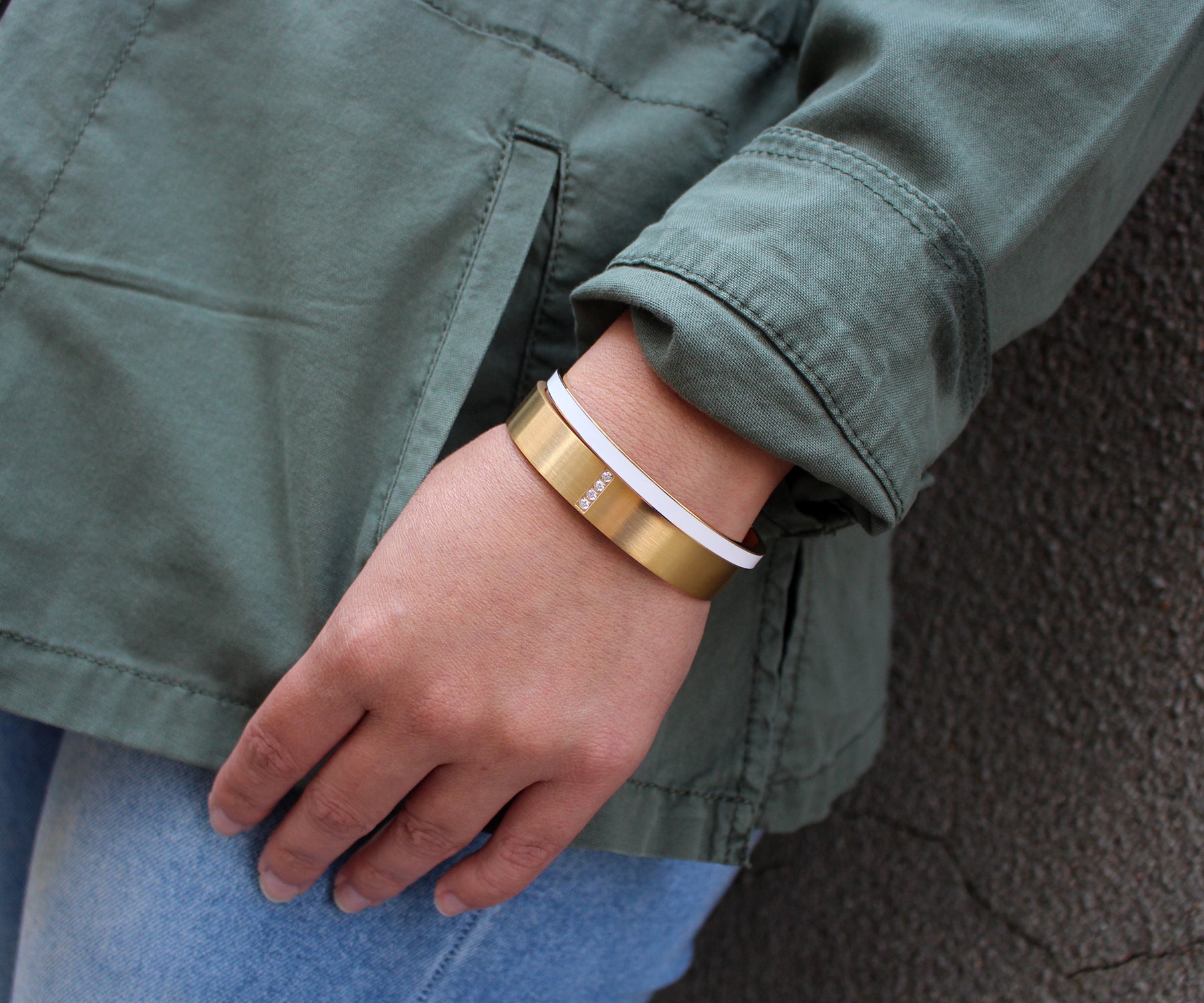 Pulsera de oro y esmalte blanco