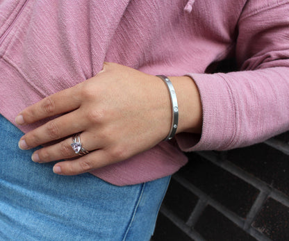 Pulsera estrecha de acero inoxidable con forma de estrella