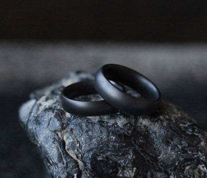 Anillo de cerámica con cúpula de satén negro