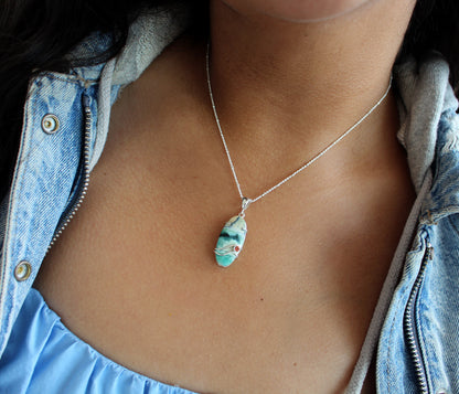 Collar artístico de madera petrificada con ópalo de playa