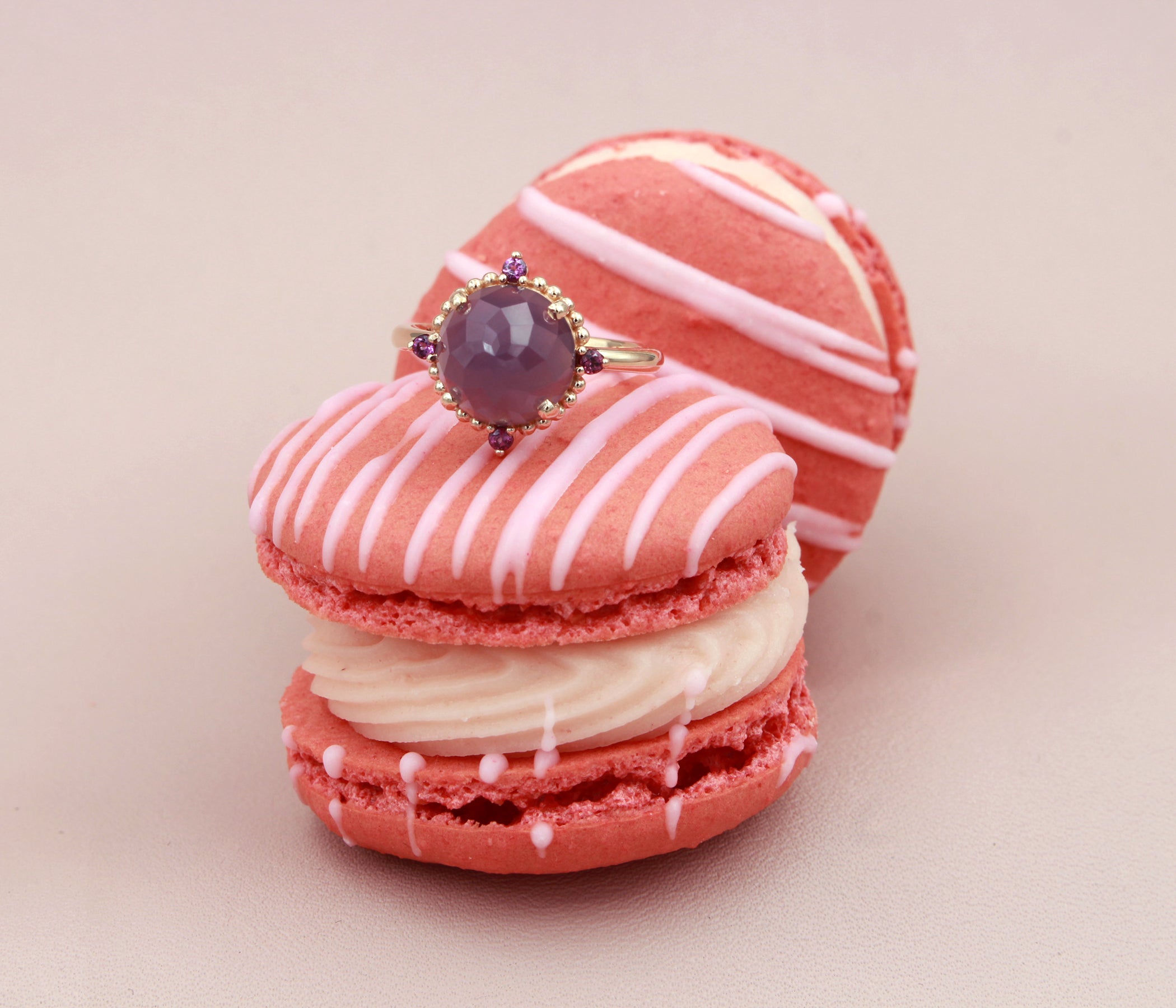 Anillo de oro rosa con halo de cuentas de granate y calcedonia de salvia