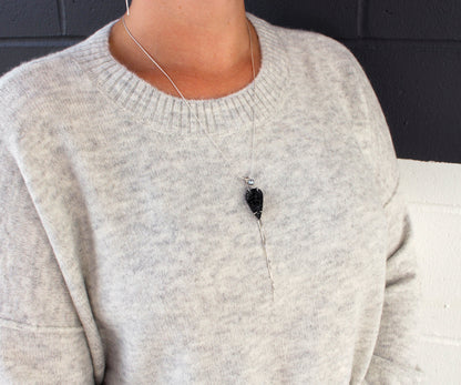 Conjunto de joyas con borlas de plata y turmalina negra en bruto