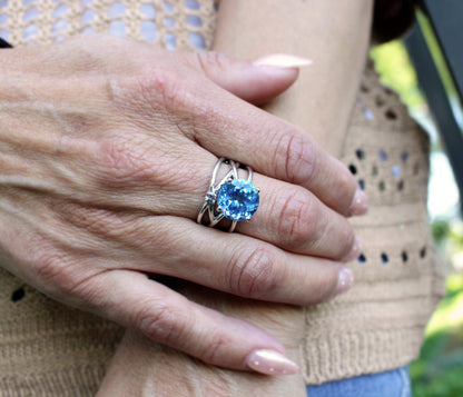 Anillo de plata con tejido de topacio azul grande