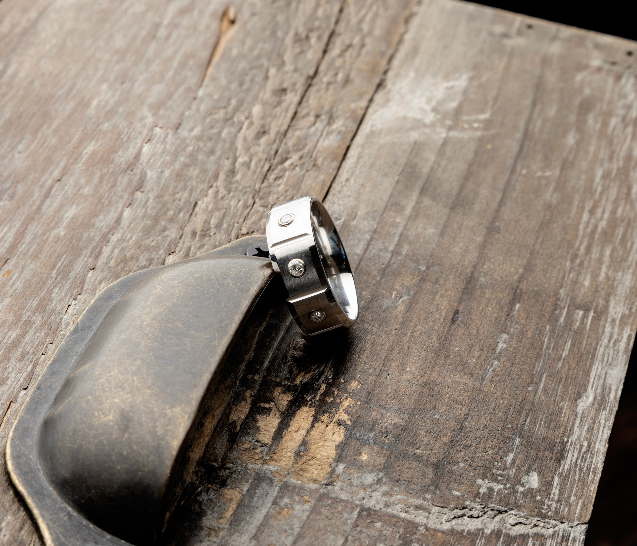 Anillo de tungsteno para hombre con ranuras