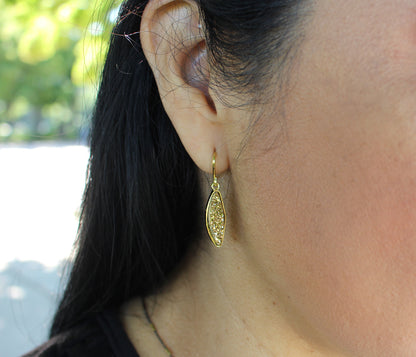 Pendientes pequeños de drusa en oro de 18 quilates con forma de marquesa