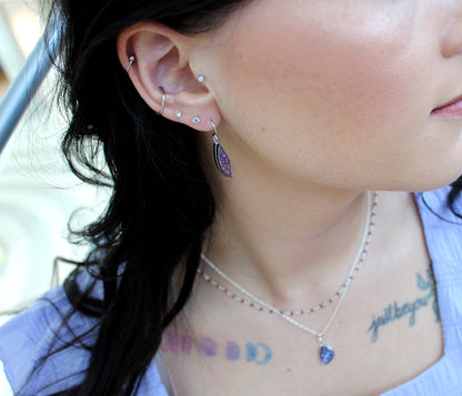 Pendientes pequeños de drusa arcoíris de color morado y marquesa