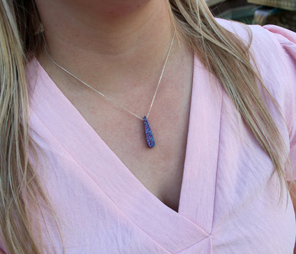 Collar largo de oro con druza de cuarzo arcoíris morada en forma de lágrima
