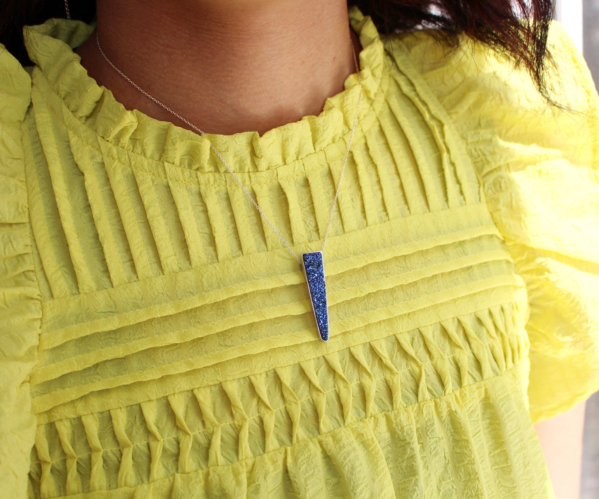 Collar grande de drusa azul con triángulos alargados