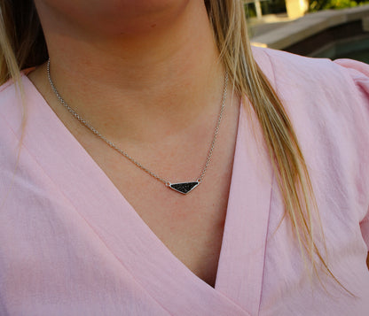 Collar de drusa negra con triángulos medianos