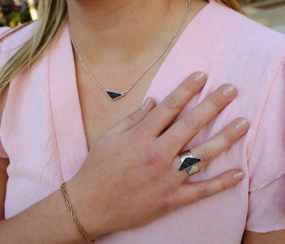Collar de drusa negra con triángulos medianos