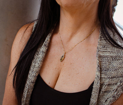 Collar artístico de madera petrificada con ópalo de playa