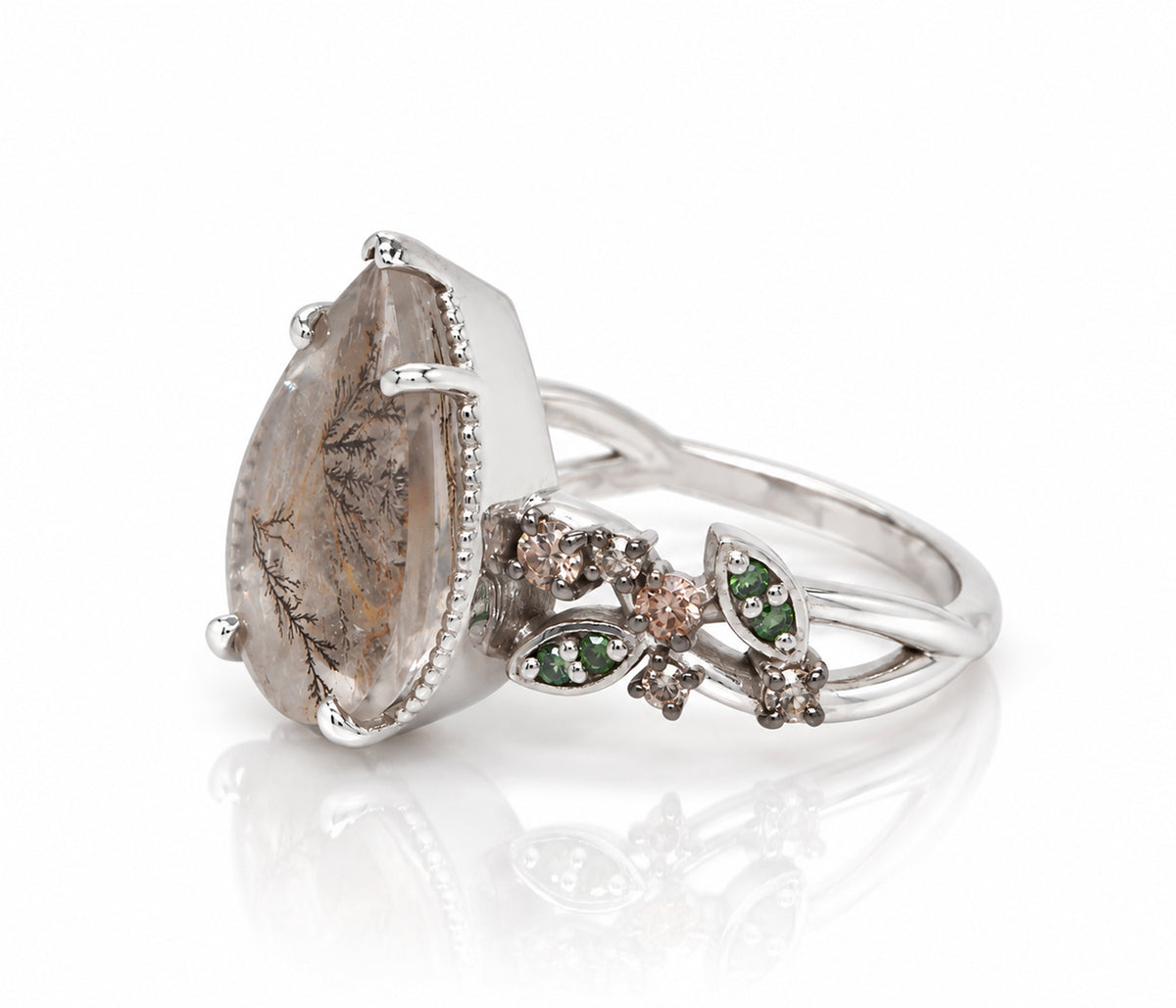 Anillo Art Déco dorado con halo de ágata musgosa y hexágono