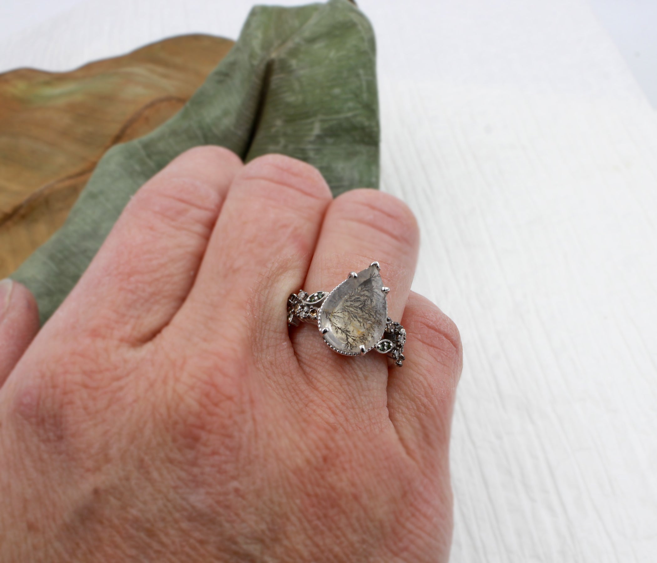 Anillo Art Déco dorado con halo de ágata musgosa y hexágono