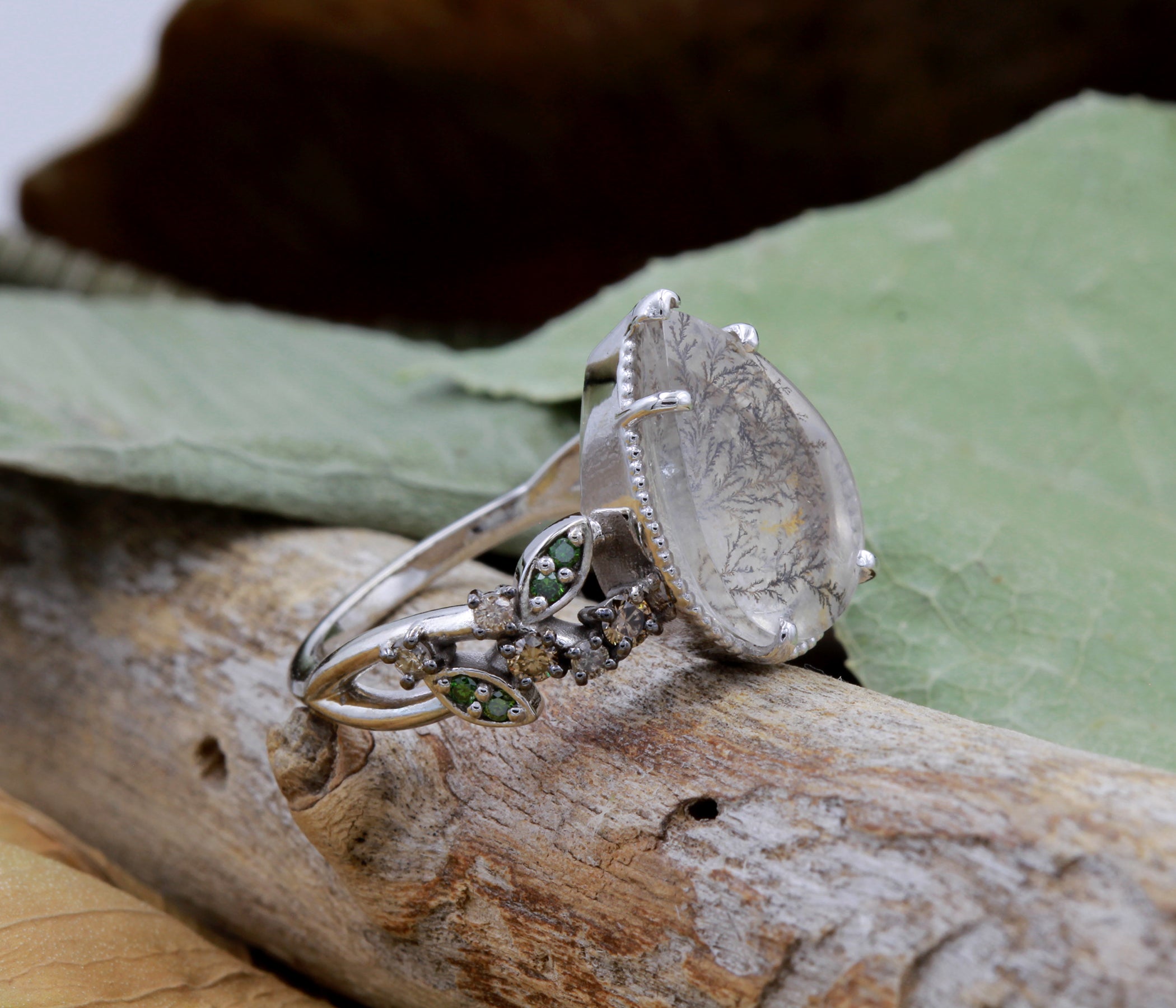 Anillo Art Déco dorado con halo de ágata musgosa y hexágono