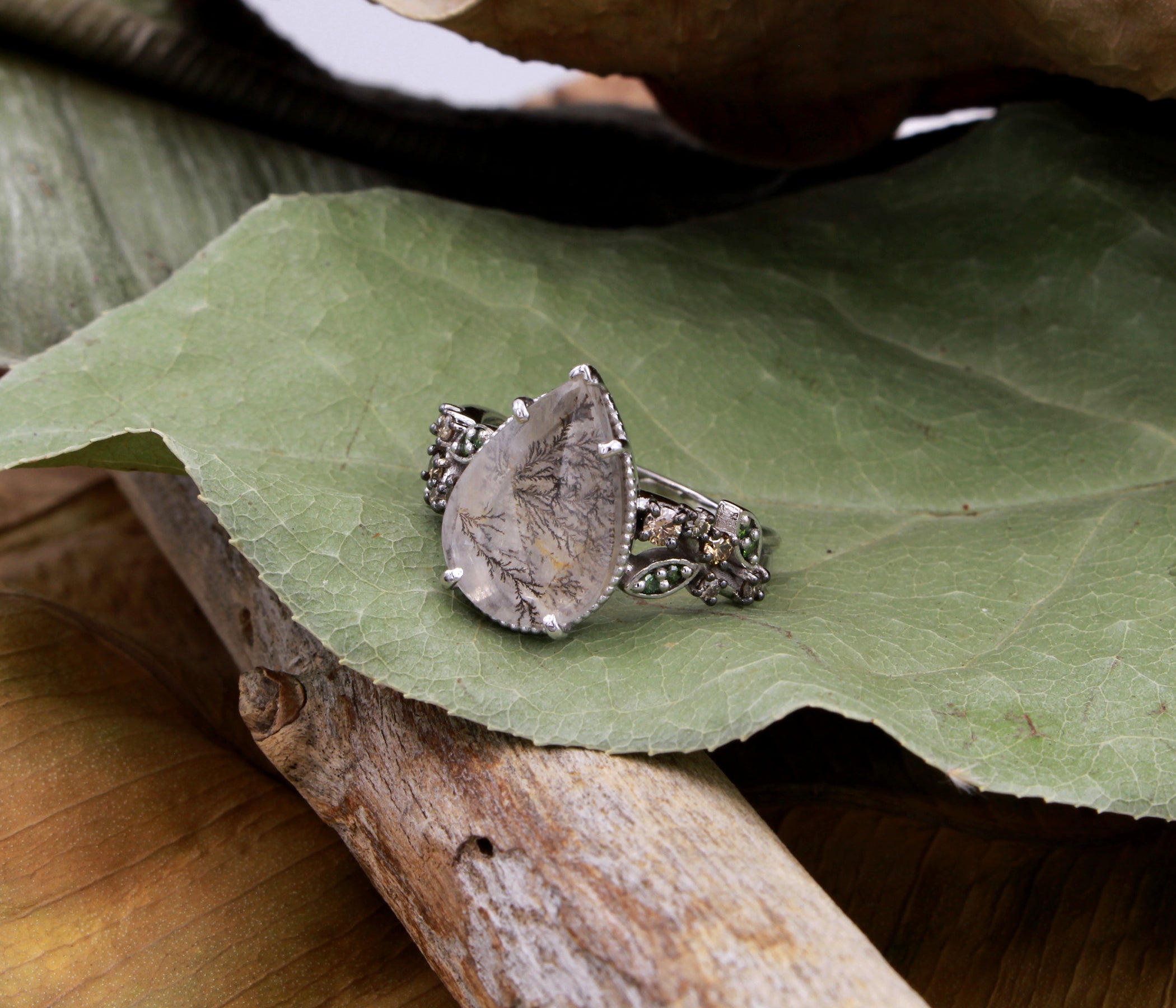 Anillo Art Déco dorado con halo de ágata musgosa y hexágono