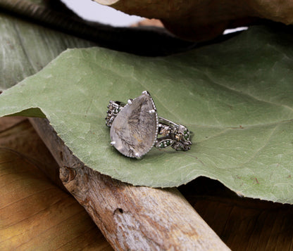 Anillo Art Déco dorado con halo de ágata musgosa y hexágono