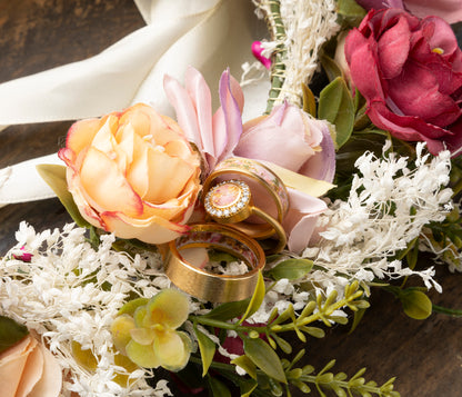 Anillo de cerámica con diamantes negros e incrustaciones de madera de sangre