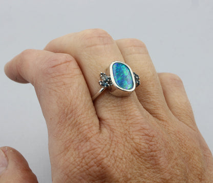 Anillo Art Déco dorado con halo de ágata musgosa y hexágono