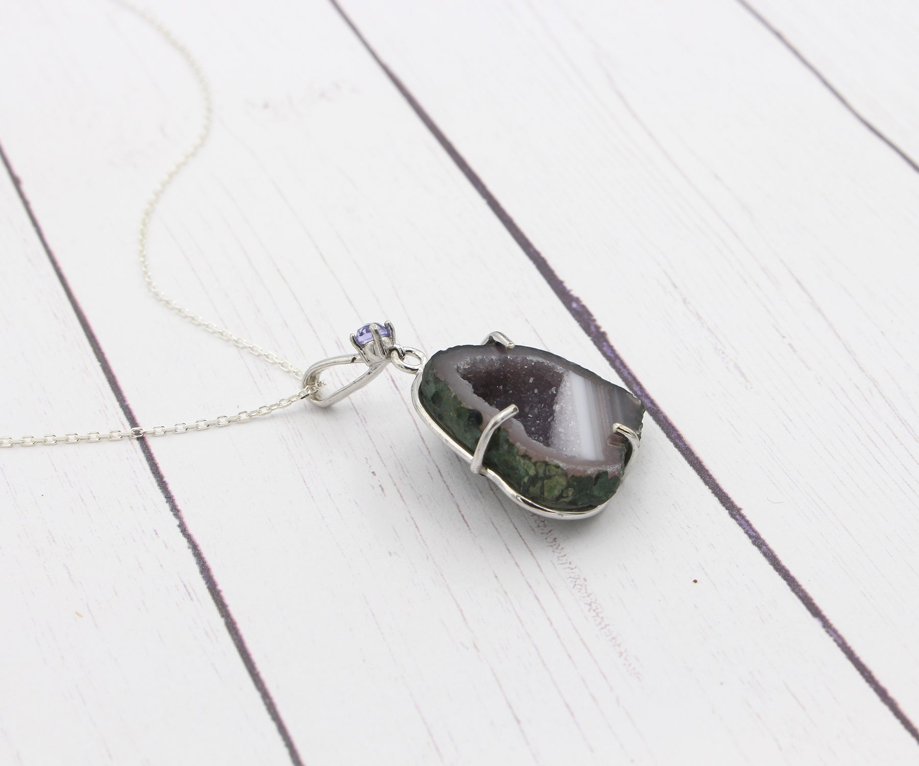Collar con drusa de lavanda y geoda en miniatura