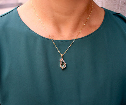Collar geométrico de oro con diamantes y piedra solar verde