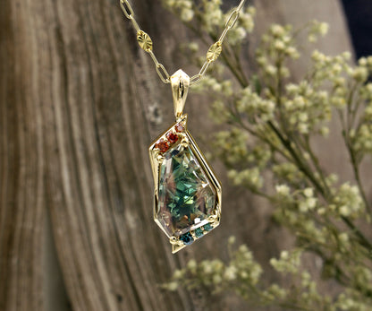 Collar geométrico de oro con diamantes y piedra solar verde