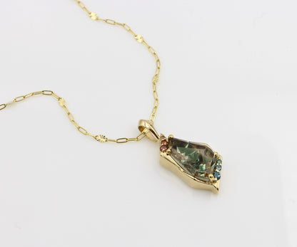 Collar geométrico de oro con diamantes y piedra solar verde