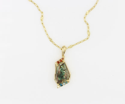 Collar geométrico de oro con diamantes y piedra solar verde