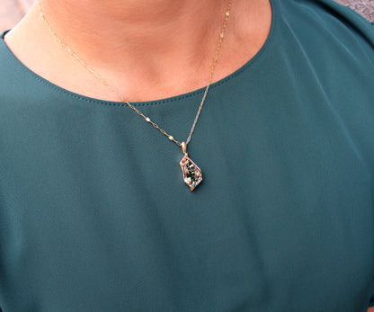 Collar geométrico de oro con diamantes y piedra solar verde
