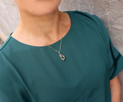 Collar geométrico de oro con diamantes y piedra solar verde