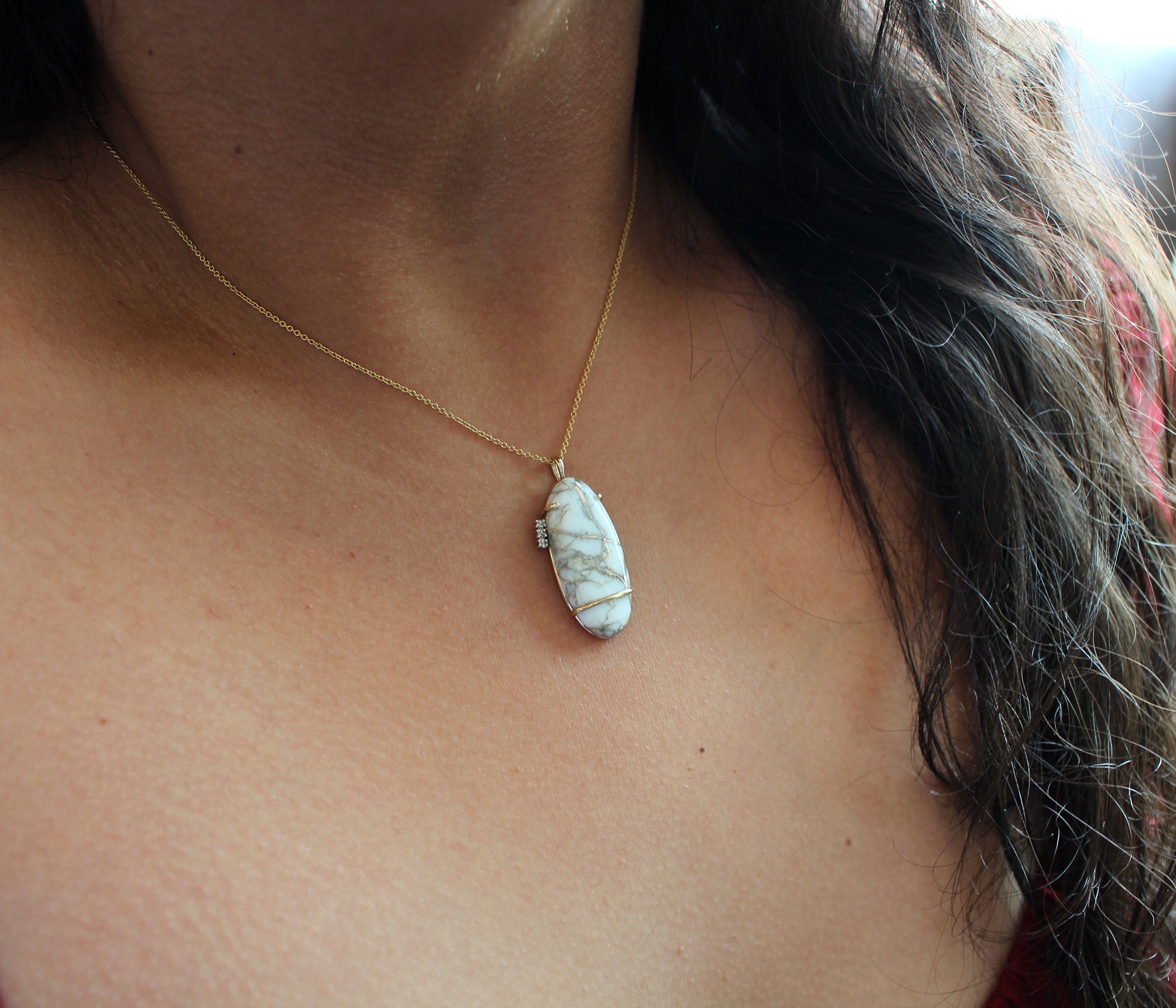 Collar de oro con diamantes y cuarzo con incrustaciones de oro ovaladas
