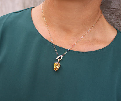 Collar dorado con diamantes y berilo dorado