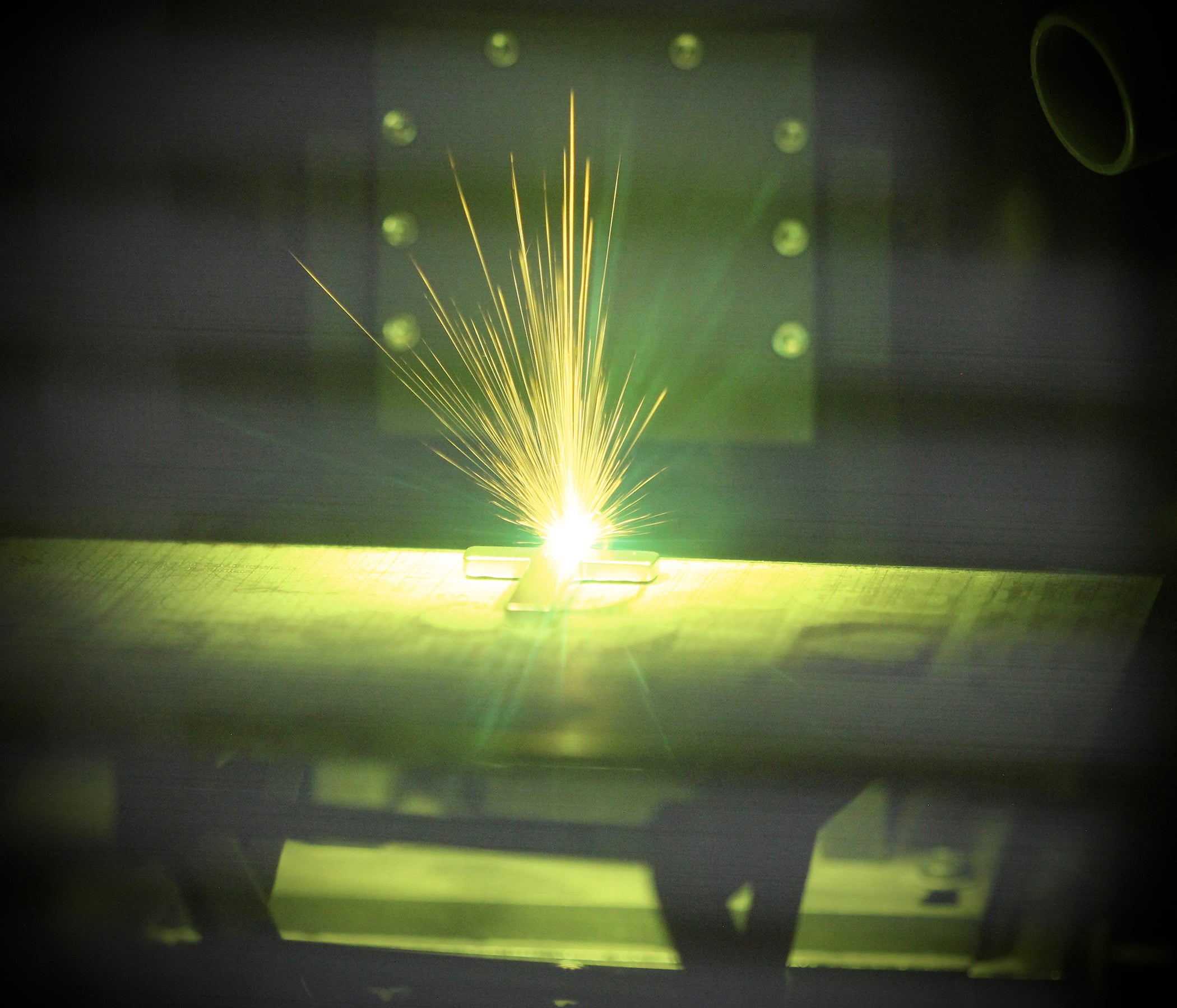 Anillo de tungsteno con ranuras profundas para hombre con diseño de láser