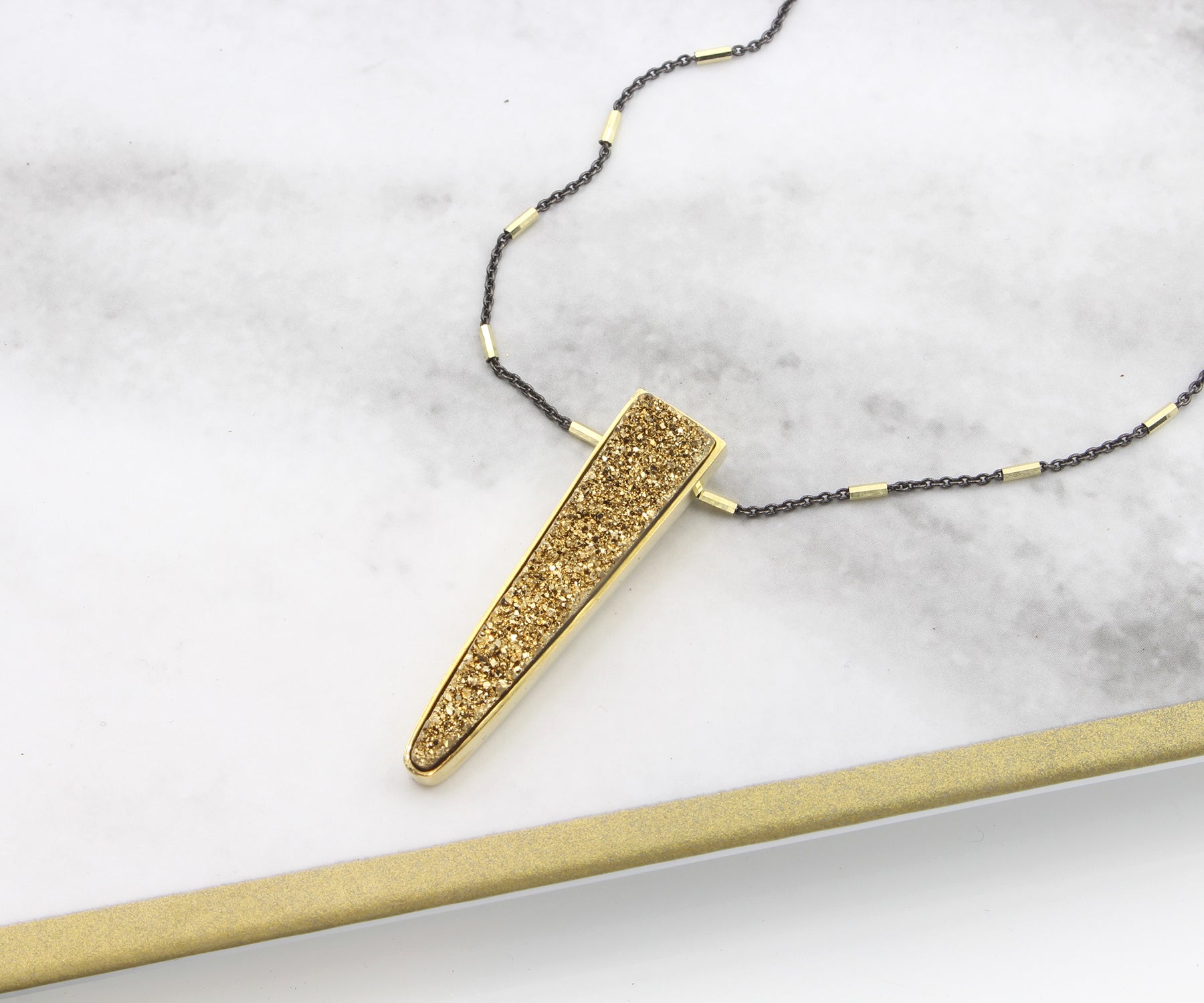 Collar de drusa de oro con triángulos alargados grandes