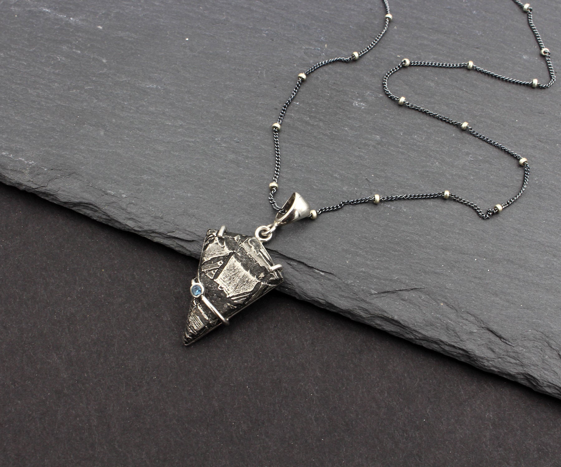 Collar de topacio azul angular con meteorito