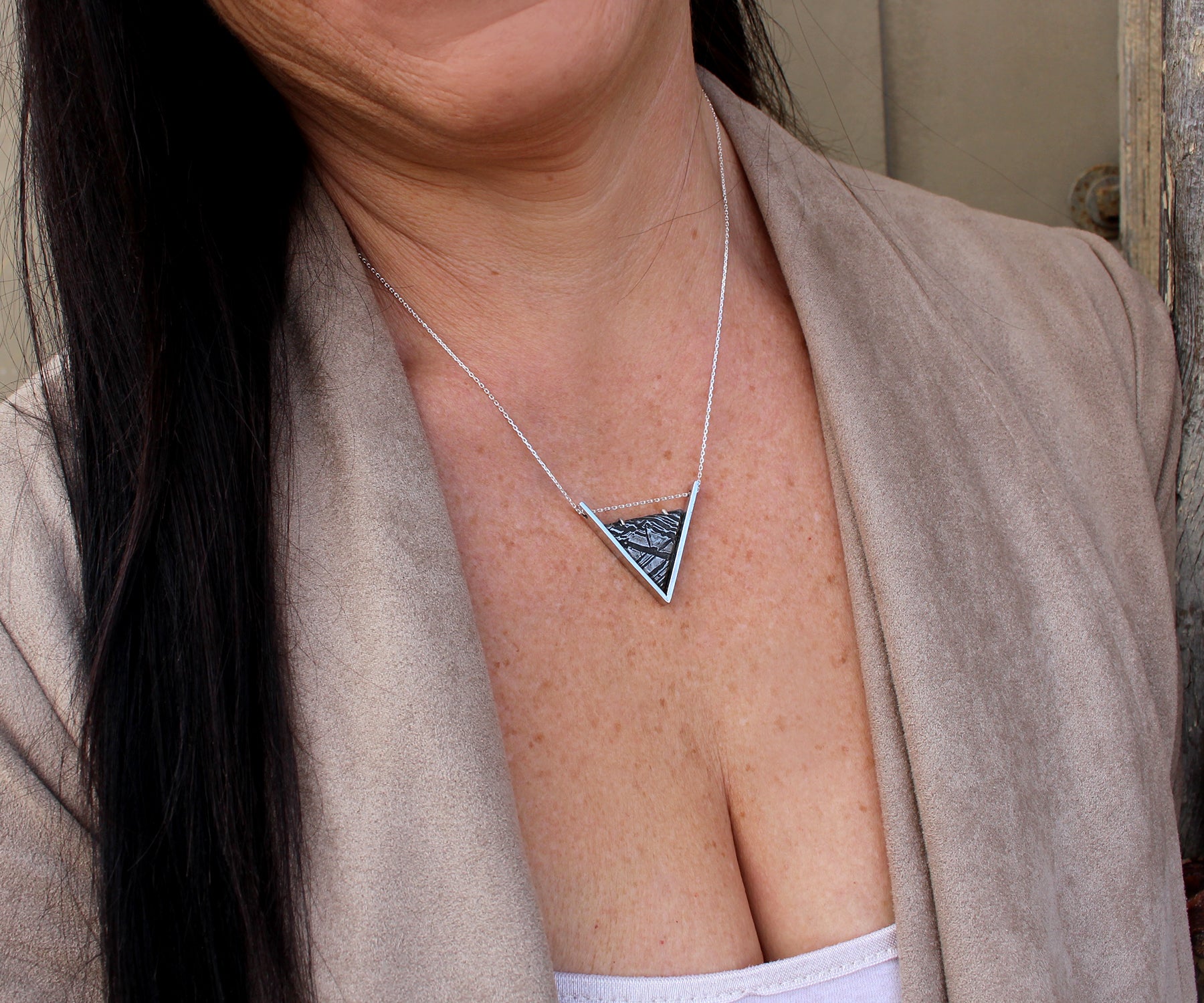 Collar de plata con meteorito triangular