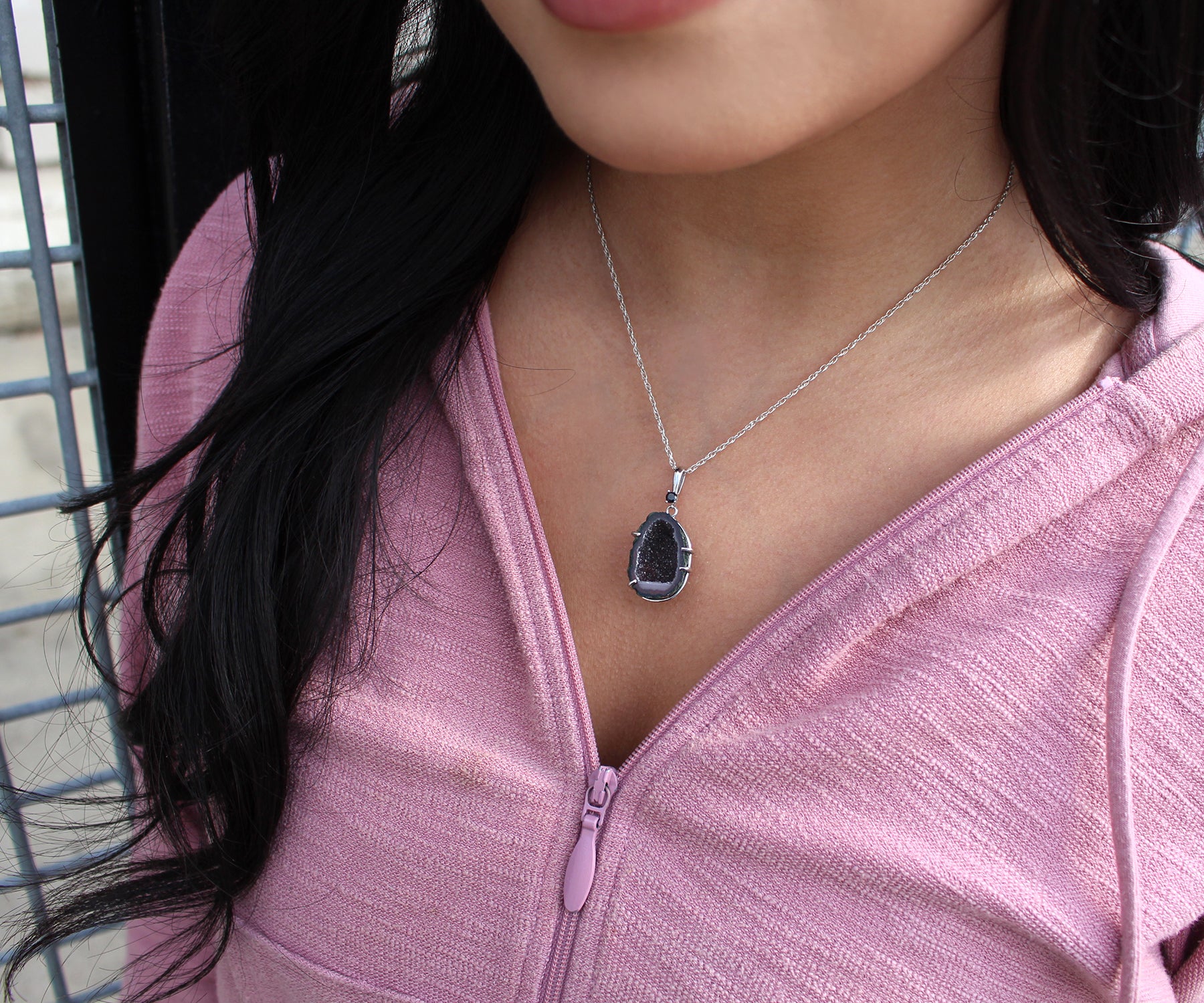 Collar con drusa de geoda en color morado oscuro
