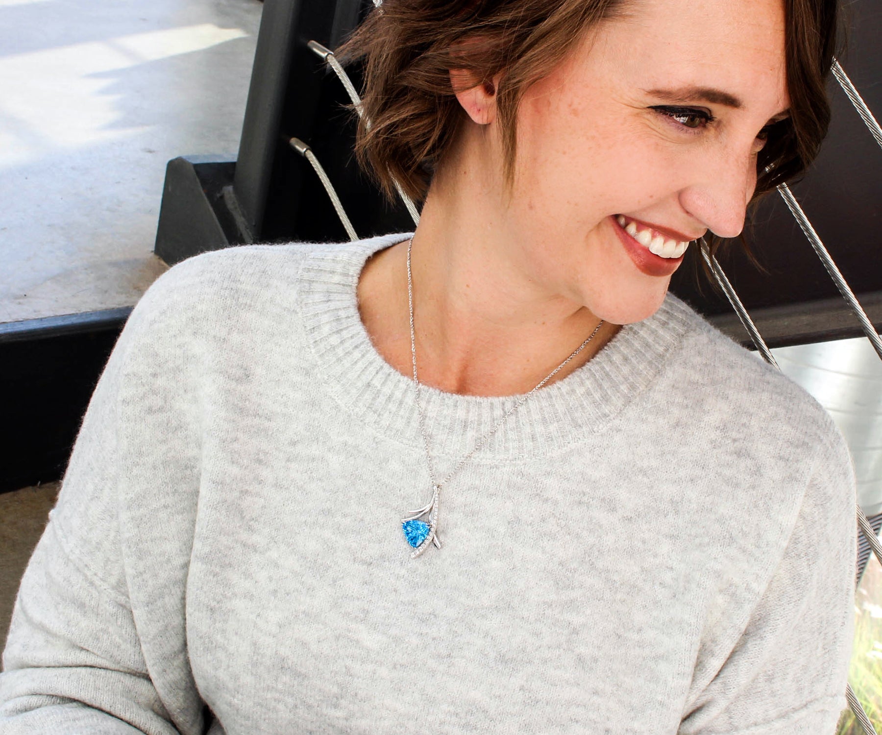 Collar artístico moderno con diamantes y topacio azul trillón