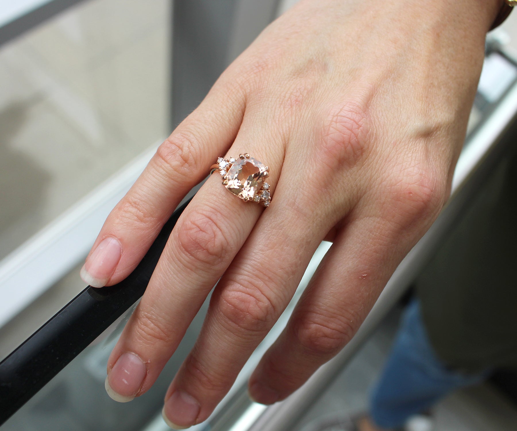 Anillo romántico asimétrico de diamantes en oro rosa con morganita