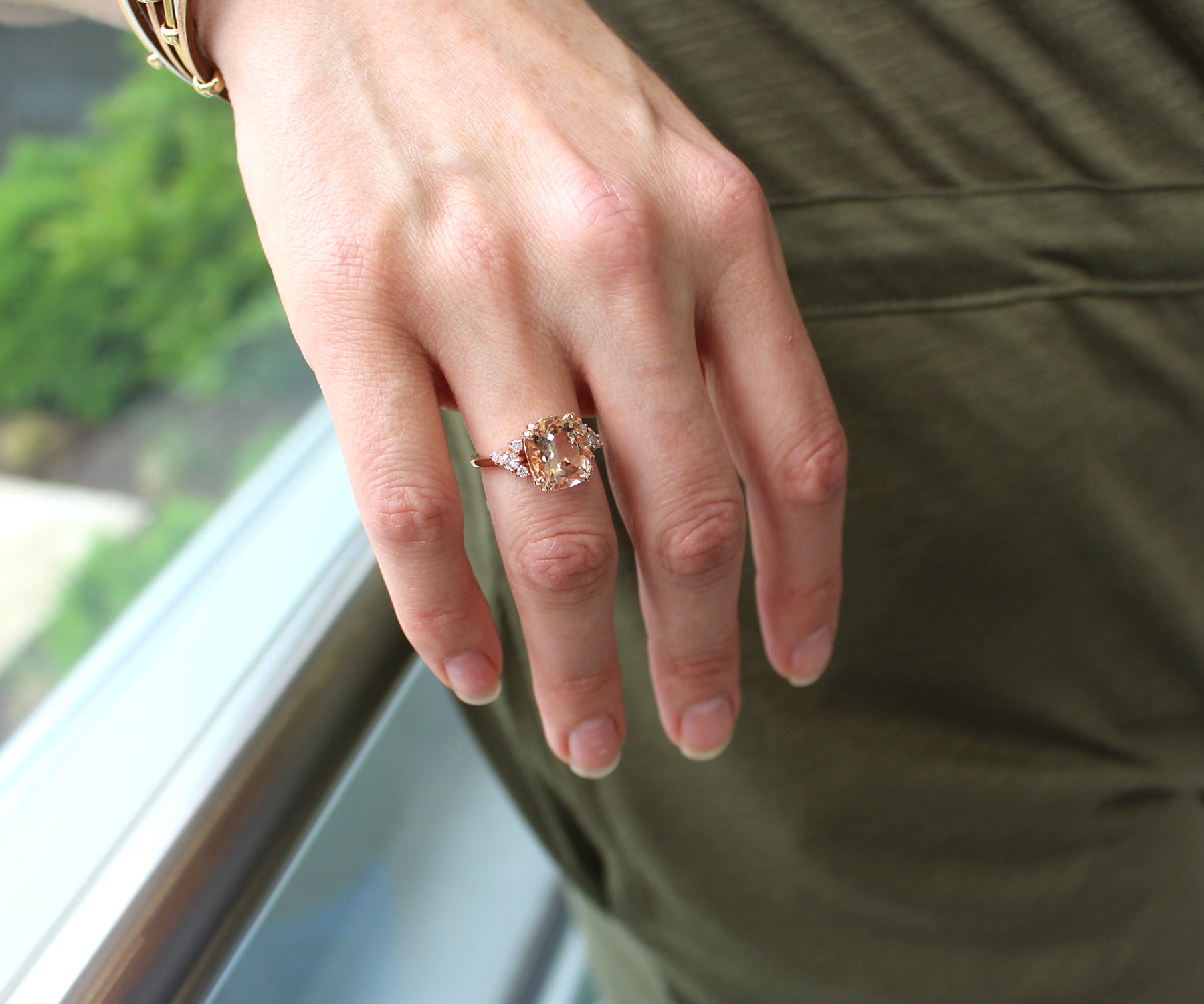 Anillo romántico asimétrico de diamantes en oro rosa con morganita