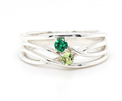 Anillo familiar con piedra natal moderna entrecruzada