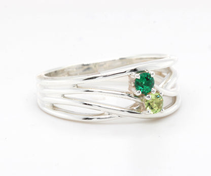 Anillo familiar con piedra natal moderna entrecruzada