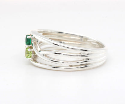 Anillo familiar con piedra natal moderna entrecruzada
