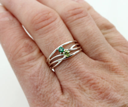 Anillo familiar con piedra natal moderna entrecruzada