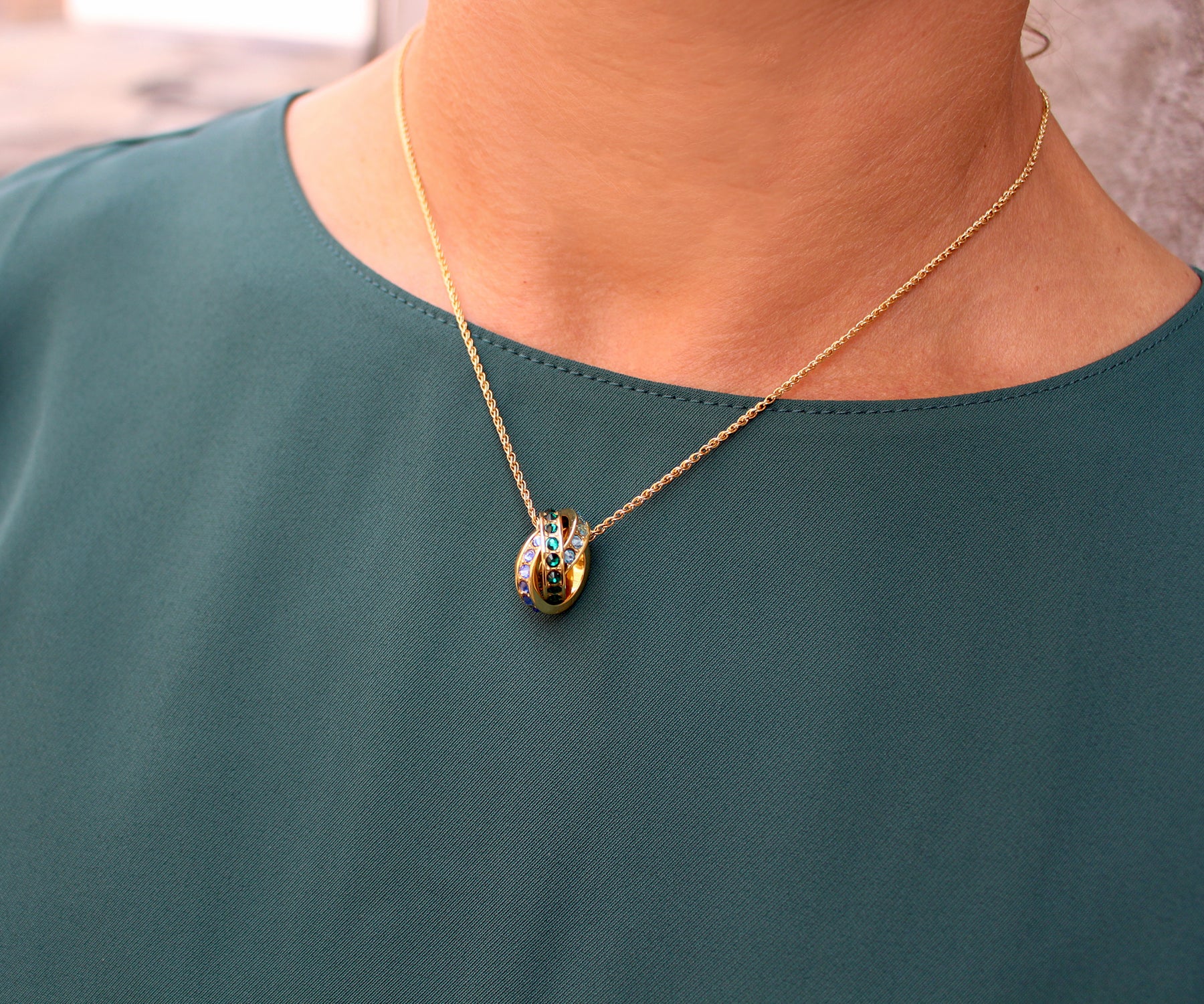 Collar de oro entrelazado con 3 piedras natales para madre