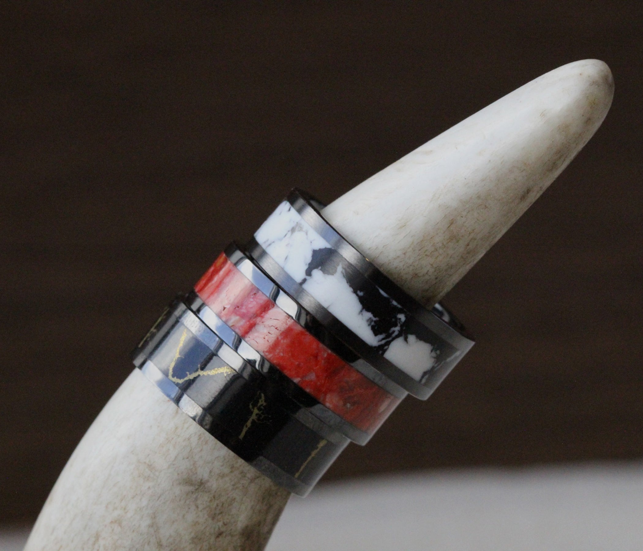 Anillo de cerámica con diamantes negros e incrustaciones de madera de sangre