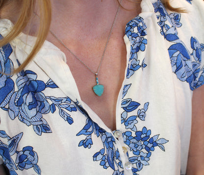 Collar de topacio con tres piedras de ópalo