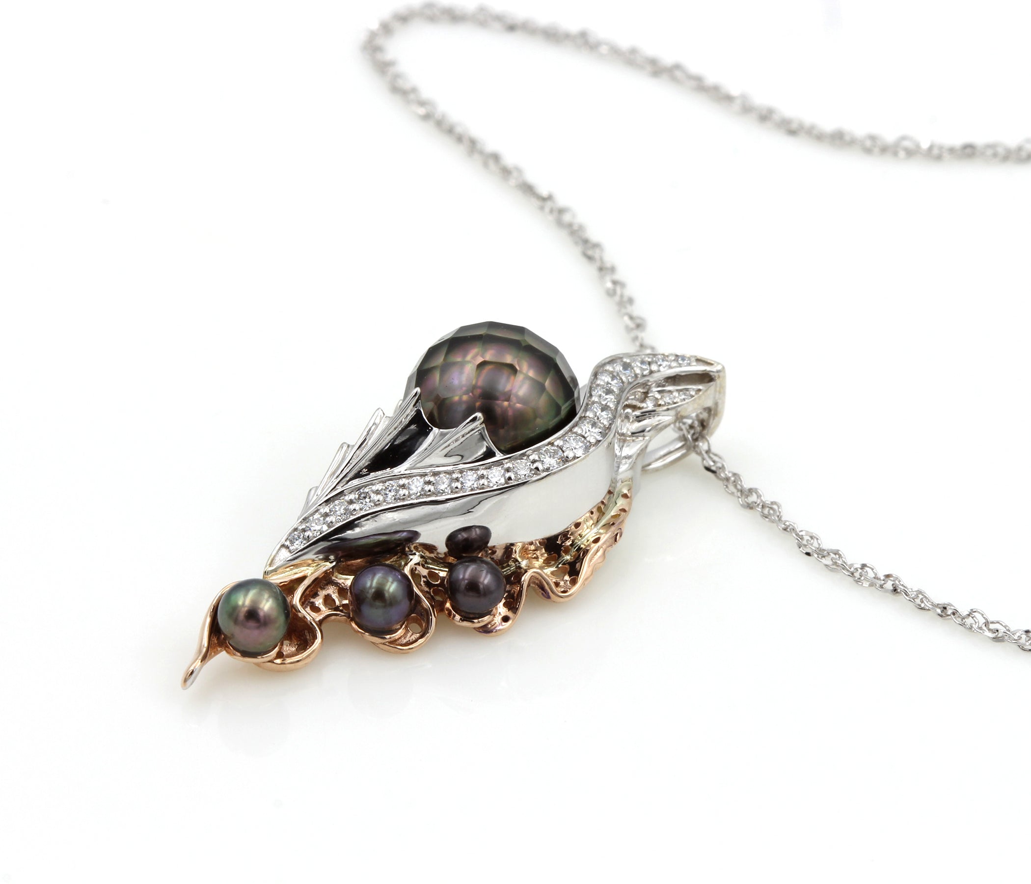 Collar de topacio con tres piedras de ópalo