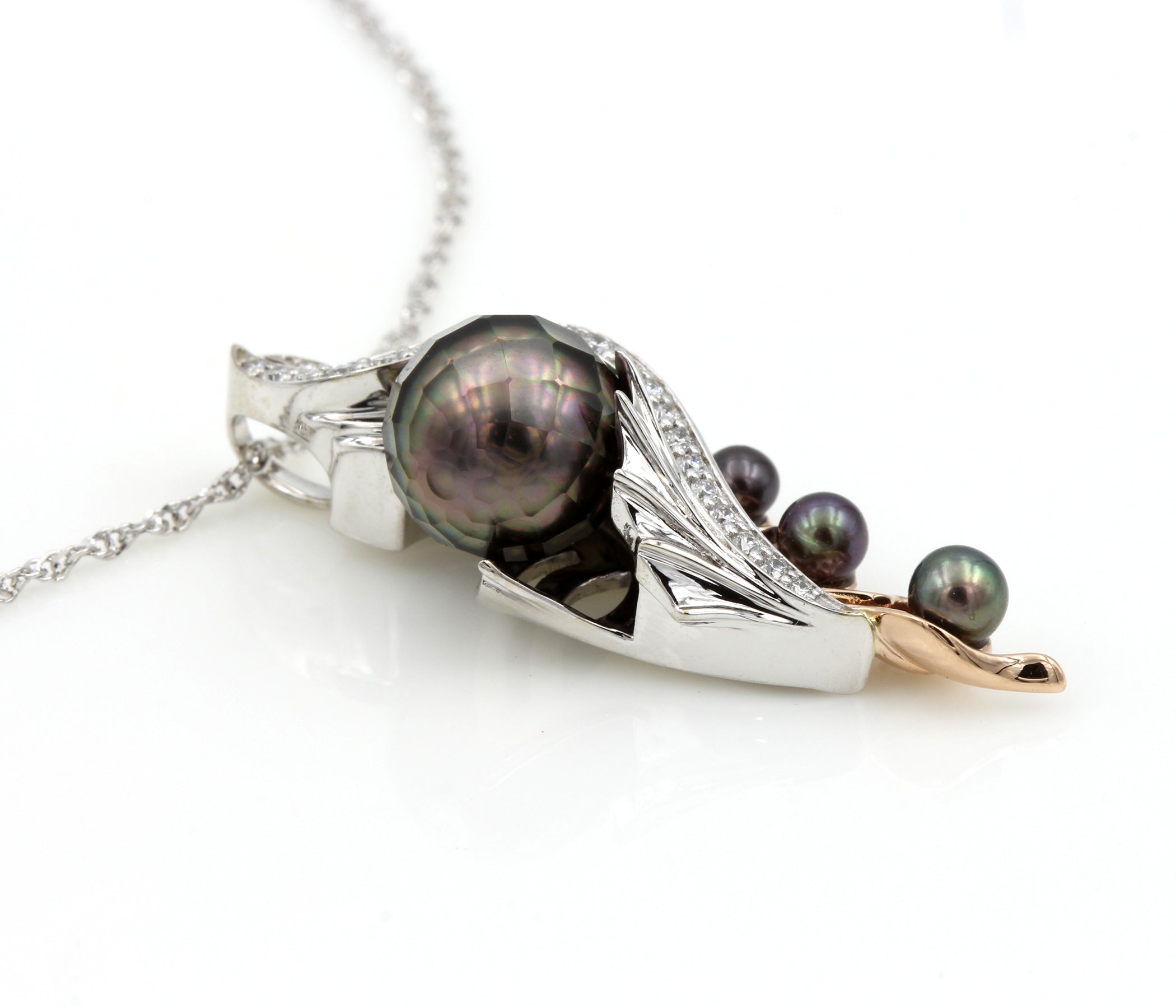 Collar de topacio con tres piedras de ópalo